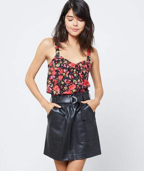 Jupe ceintur&eacute;e en similicuir noir.