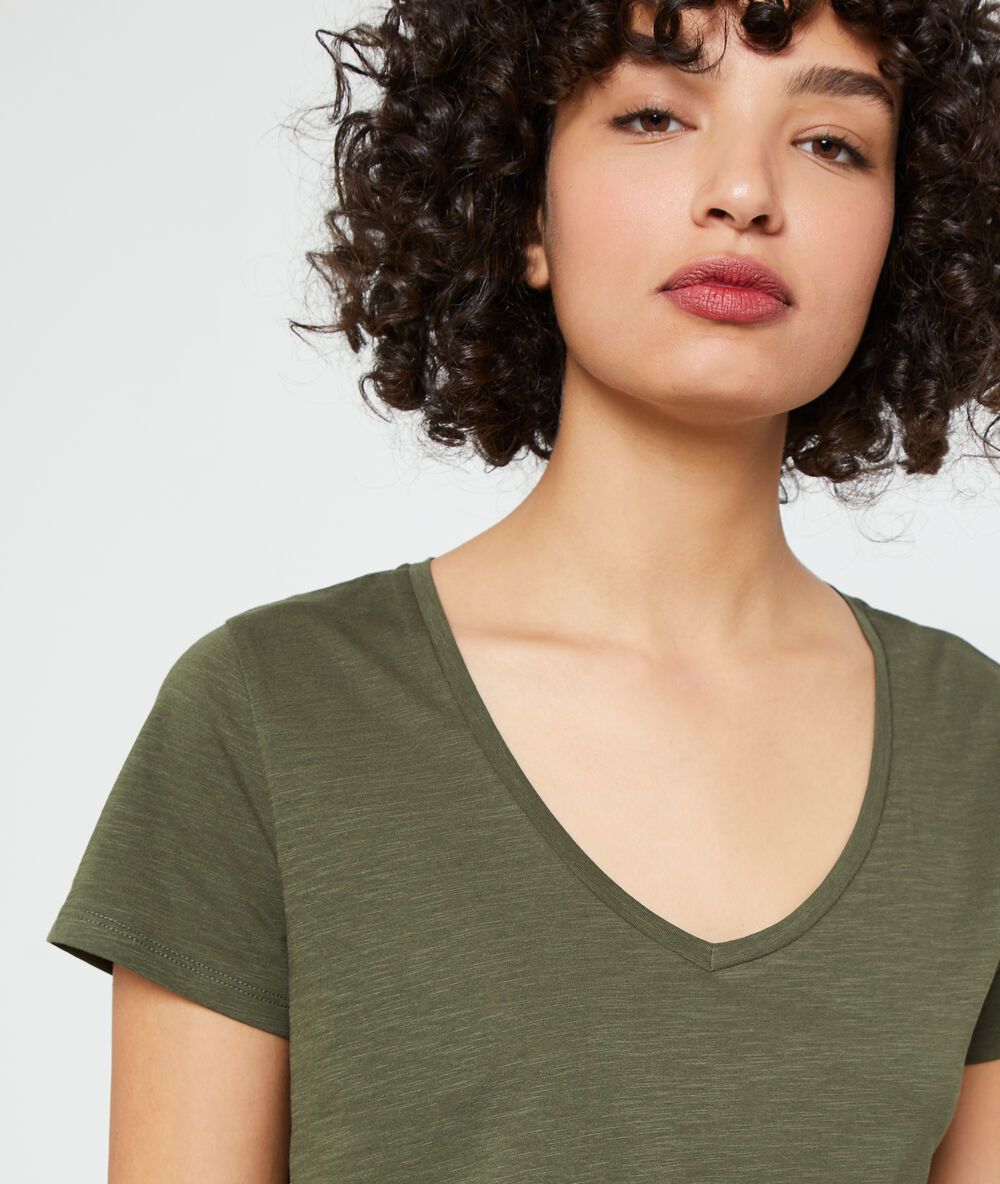 T-shirt mit v-ausschnitt aus bio-baumwolle hellkaki.
