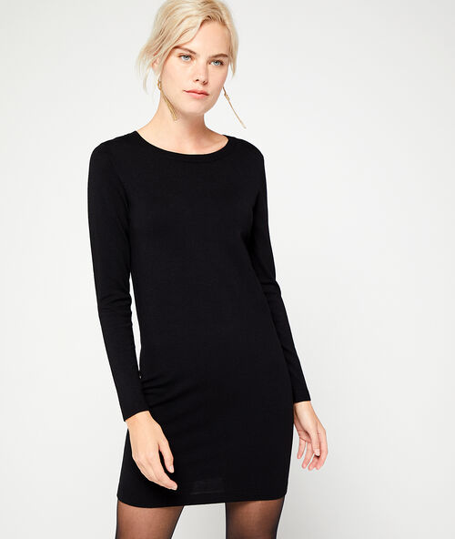 Robe pull noir.