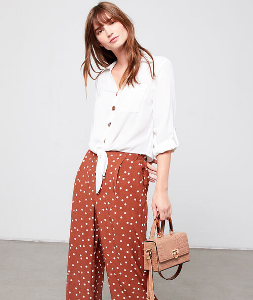 Hemdbluse mit bernsteinfarbenen kn&ouml;pfen wei&szlig;.