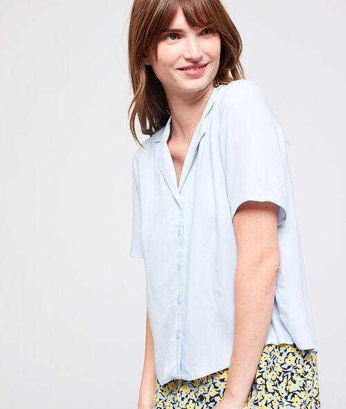 Flie&szlig;ende hemdbluse himmelblau.