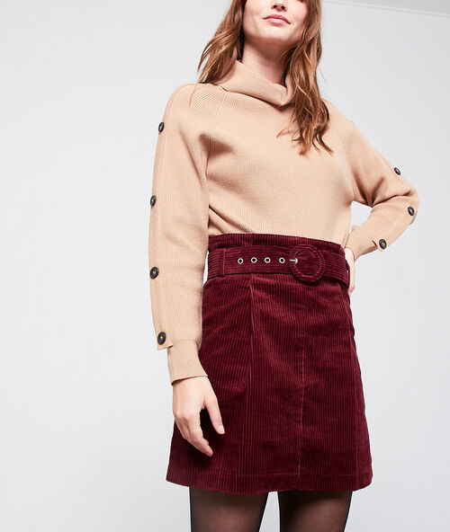Jupe en velours c&ocirc;tel&eacute; avec ceinture bordeaux.
