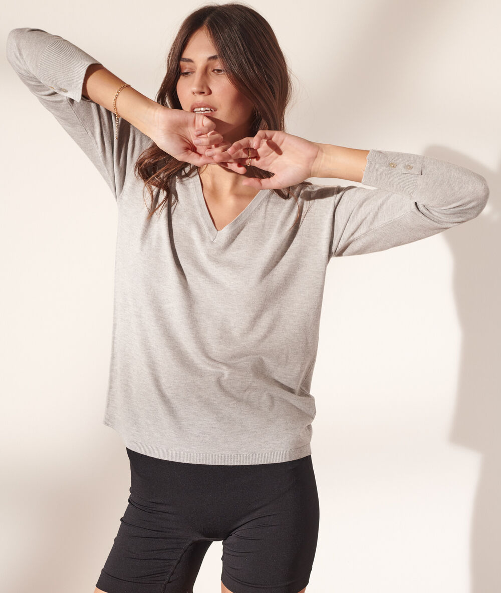 Pullover mit v-ausschnitt aus feinem strick hellgrau.