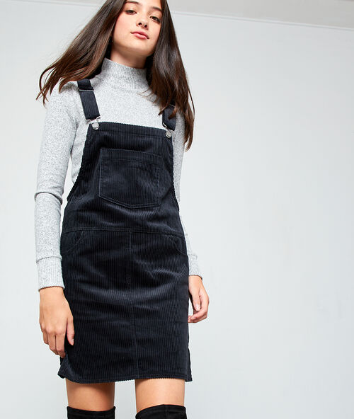 Latzkleid aus cordsamt schwarz.