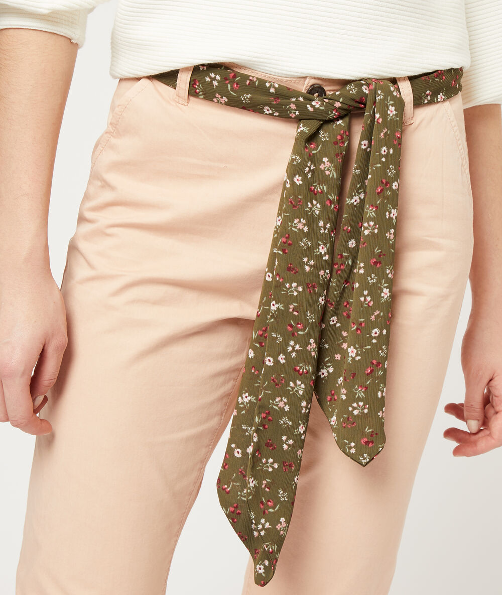 Schmale hose mit schal blush.