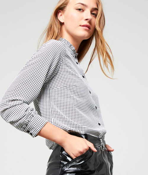 Chemisier col montant &agrave; carreaux noir.