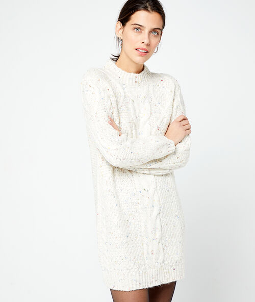 Robe pull en maille torsad&eacute;e ecru.