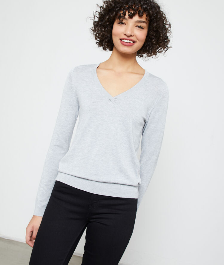 Pullover mit v-ausschnitt aus feinem strick hellgrau.