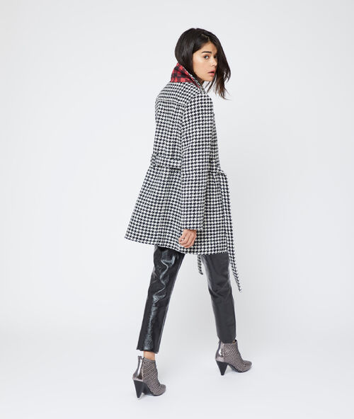 Manteau ceintur&eacute; &agrave; motifs pied de poule noir.
