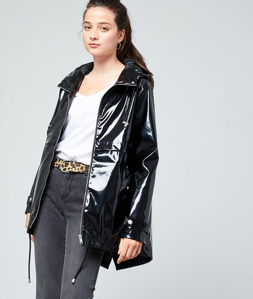 Imperm&eacute;able &agrave; capuche effet vinyle noir.