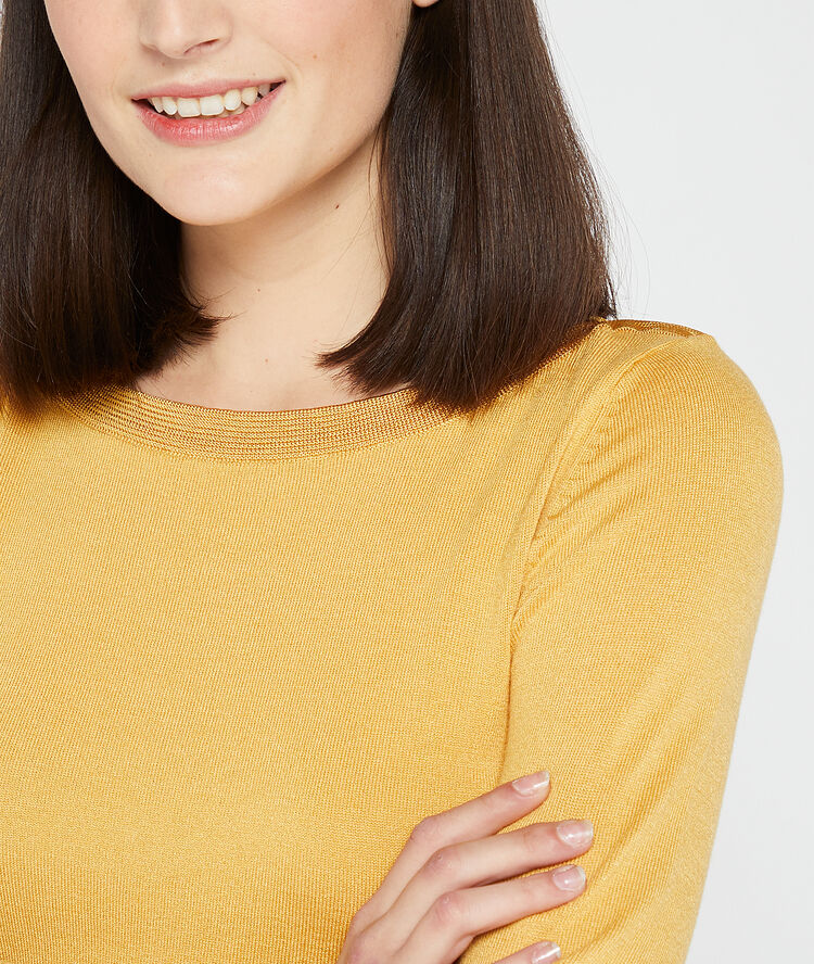 Pullover mit u-boot-ausschnitt aus feinem strick currygelb.