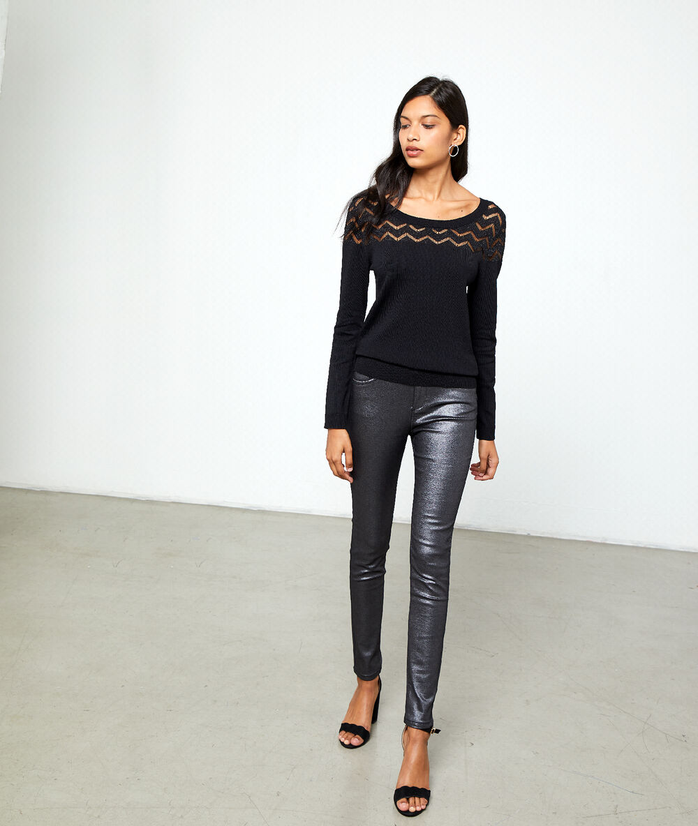 Pull maille fine, col rond noir.